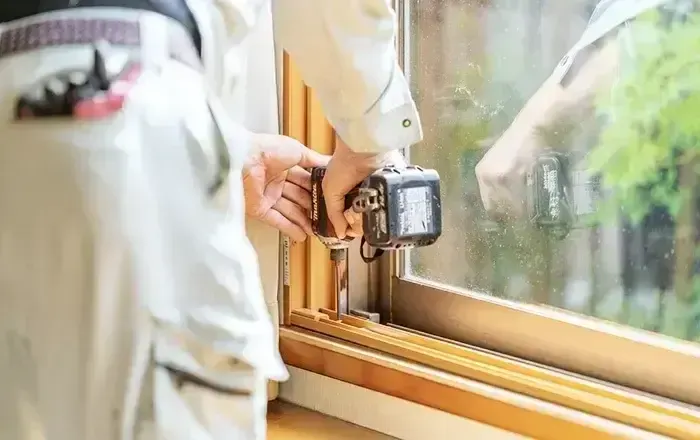 木製の窓枠を造作で取り付ける様子